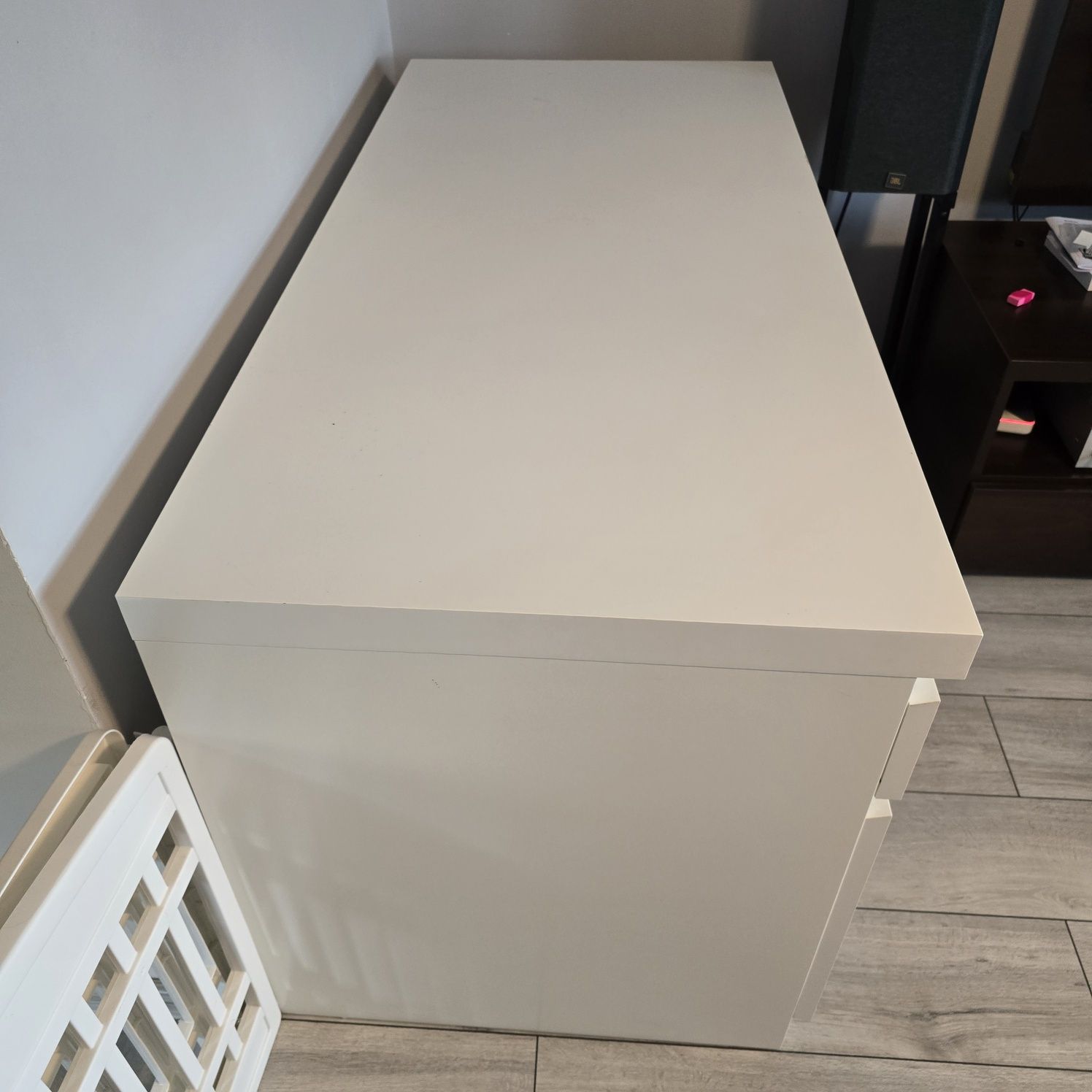 Białe biurko Ikea