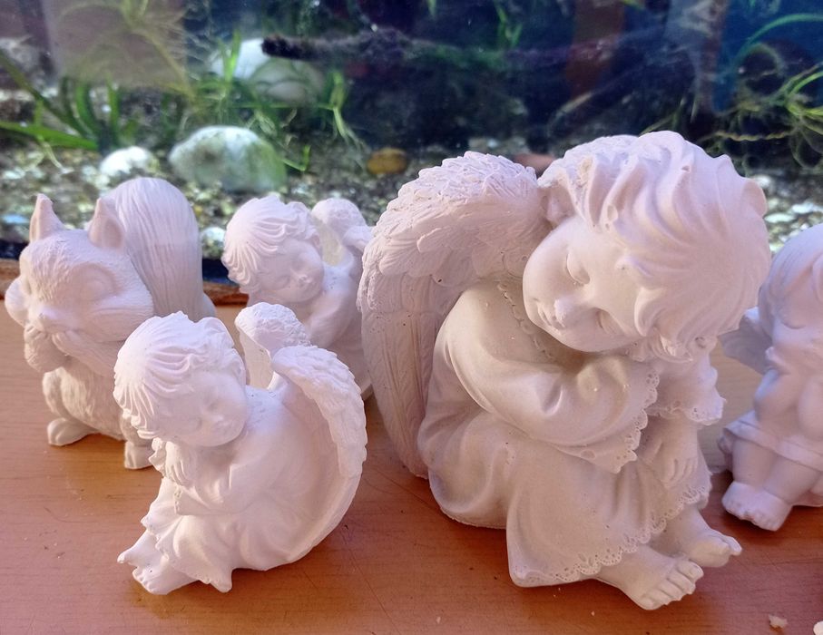 Figurki aniołki gipsowe na cmentarz