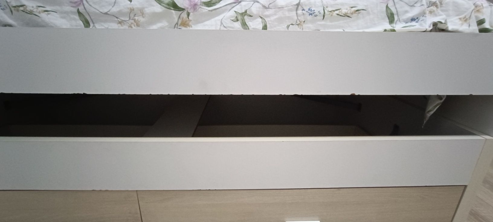 Cama com estrado e colchão de gavetas
