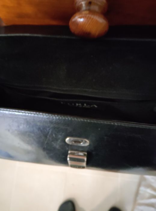 Mala de ombro preta em pele, marca Furla
