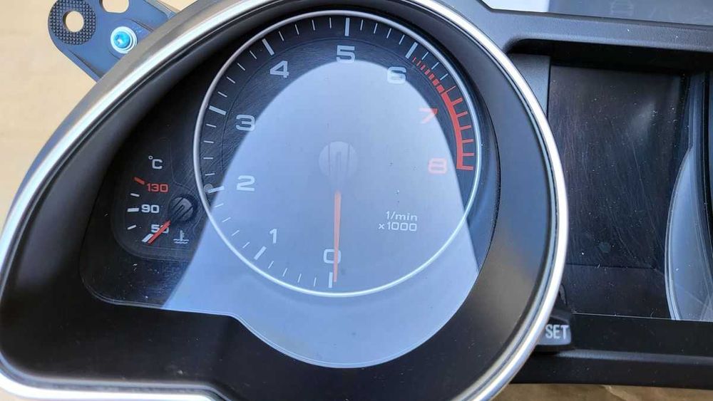 AUDI A4 B8 , A5 8T licznik - benzyna .