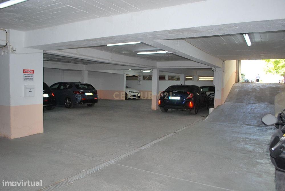 Garagem Ampla no Centro da Costa da Caparica – 710 m² | Arrendamento c