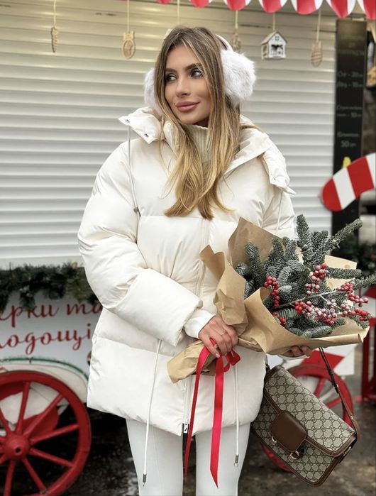 Зимовий пуховик середньої довжини з куліскою в молочному кольорі