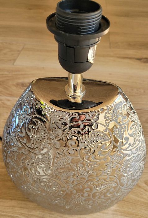 Sprzedam lampę stołową w konwencji glamour.