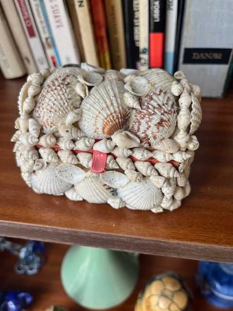 Caixa decoratica com conchas