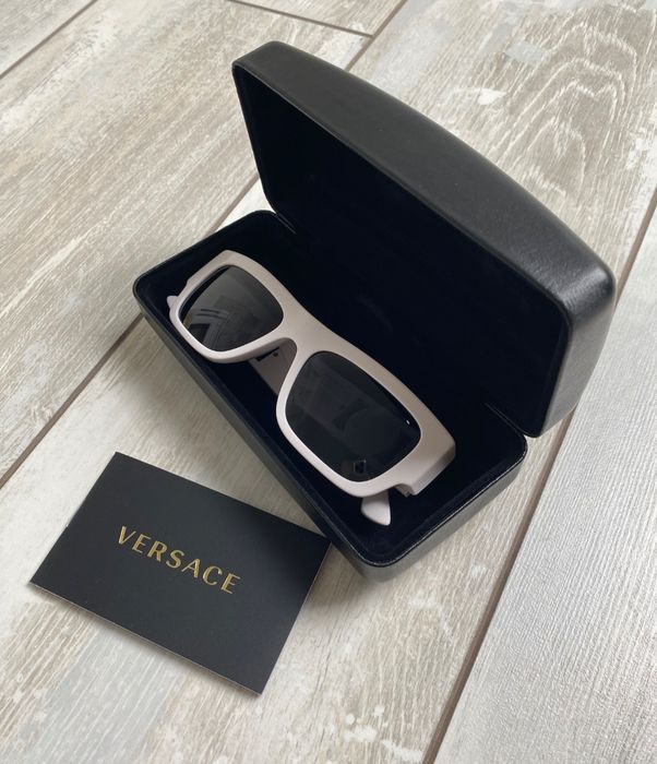 Білі  прямокутні сонцезахисні окуляри 4416U 314/87 від Versace!