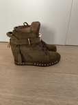 Sneakersy Carinii na koturnie
