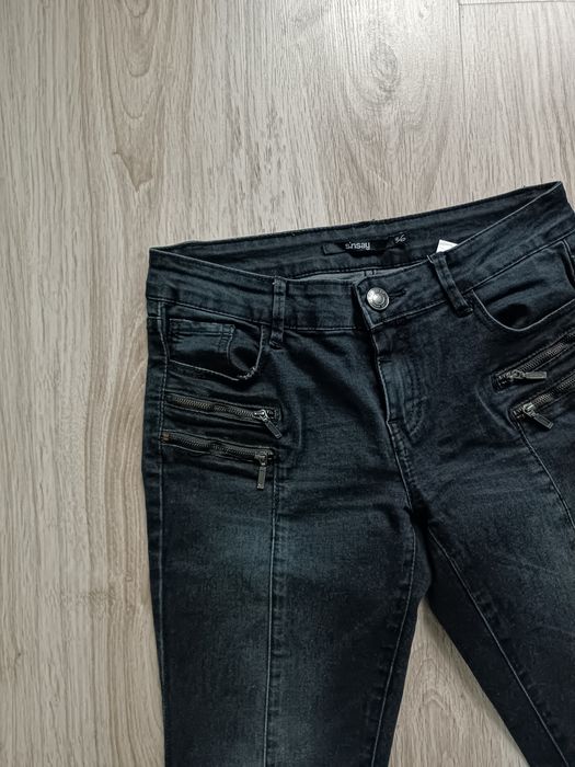 Czarne spodnie Sinsay 36 S z ozdobnymi zamkami