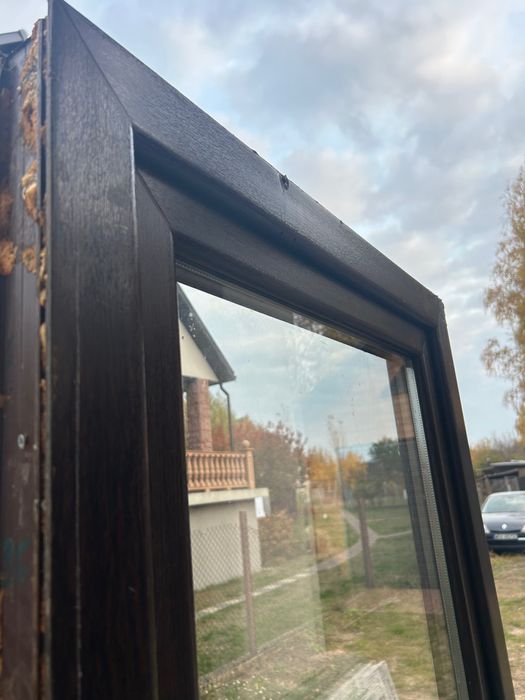 Okno i drzwi balkonowe z wystawy w dobrym stanie ciemny orzech