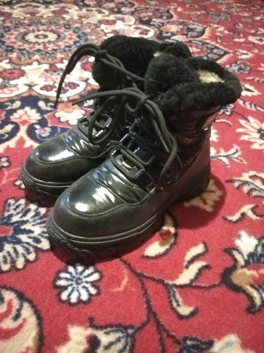 зимова куртка з вирізом на пальці та чоботи