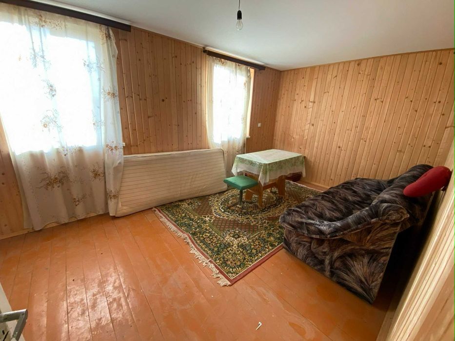 Будинок на обжитій вулиці у Буцневі на дачах