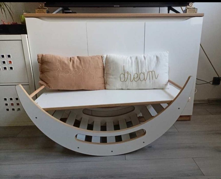 Duży drewniany bujak ze zjeżdżalnią