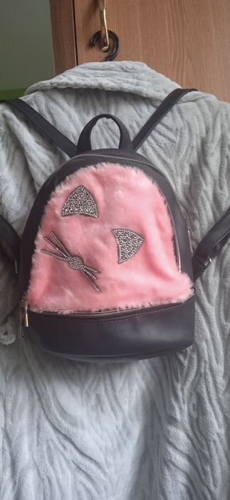Невеликий рюкзачок для дівчини