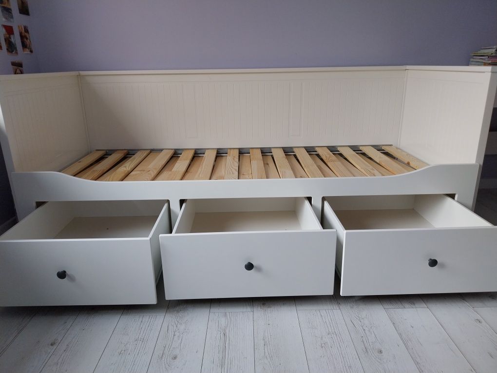 Białe Drewniane łóżko Ikea Hemnes