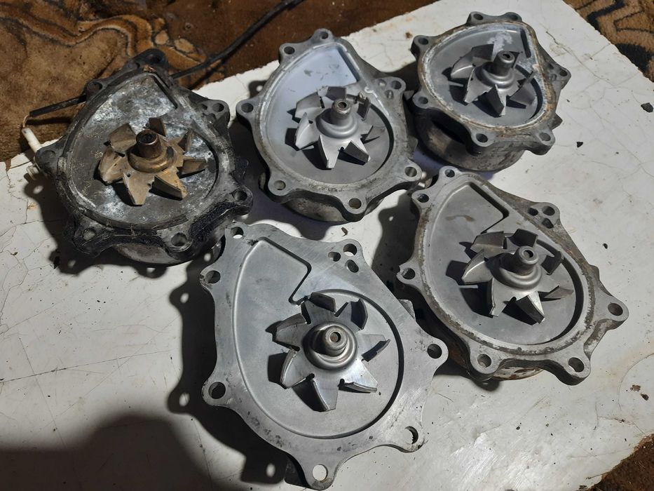 Помпа насос води охолоджуючої рідини Тойота Авенсіс т25