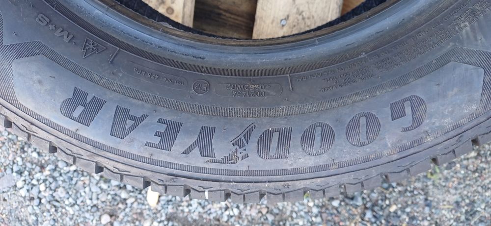 GOODYEAR 205/65R16C 107/105 T , pojedyńcza opona wielosezonowa .