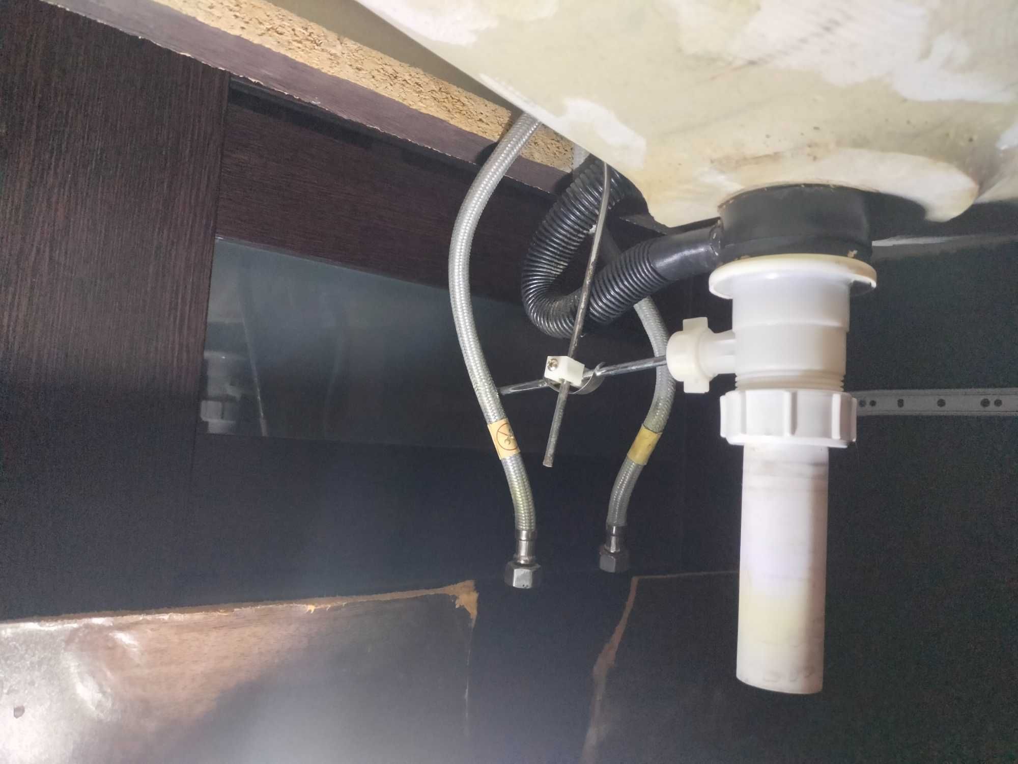 Umywalka z baterią i szafką  80 cm