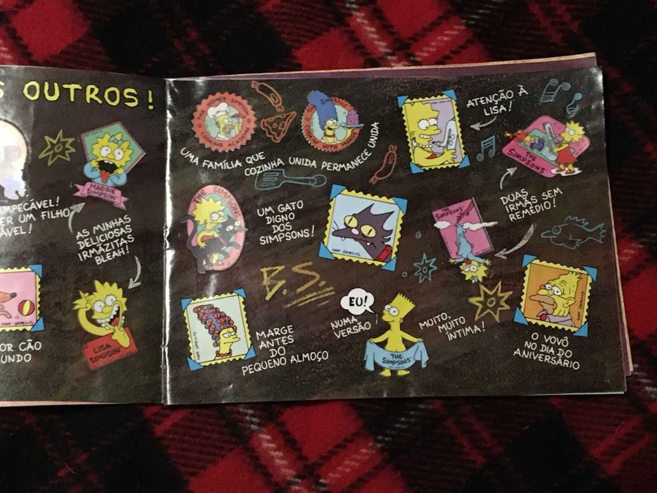 Caderneta de cromos os Simpsons completa.