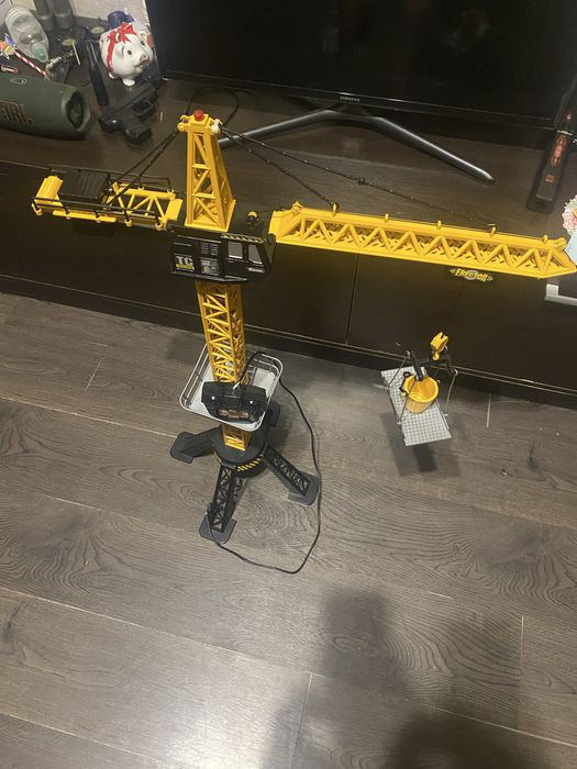 Іграшковий баштовий кран на дистанційному керуванні