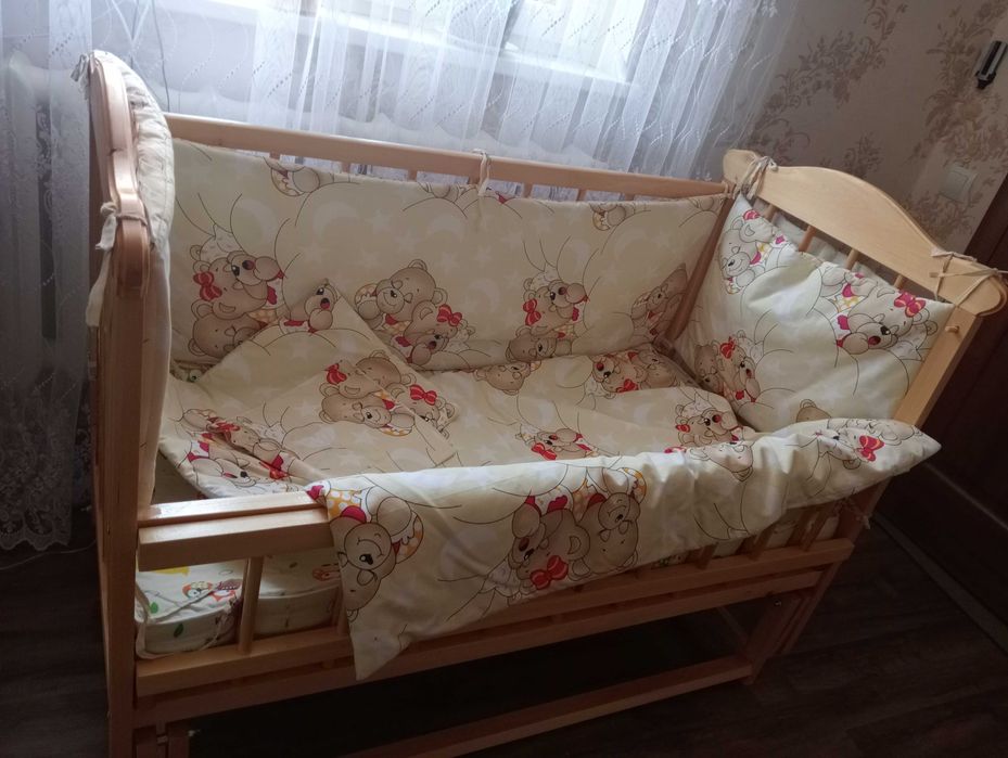 Дерев'яне дитяче ліжечко з маятником та бортиками