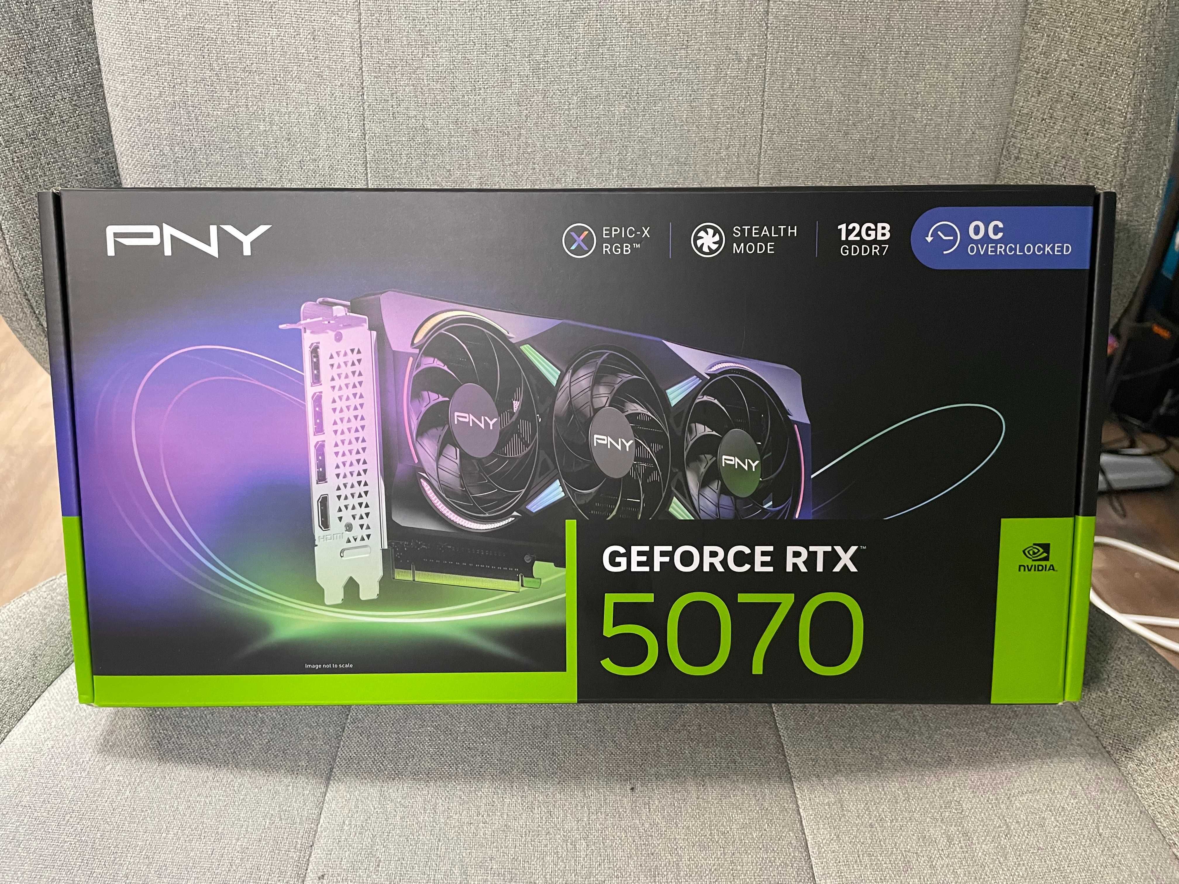 PNY placa gráfica GeForce RTX™ 5070 12GB ARGB OC Triple Ventilador