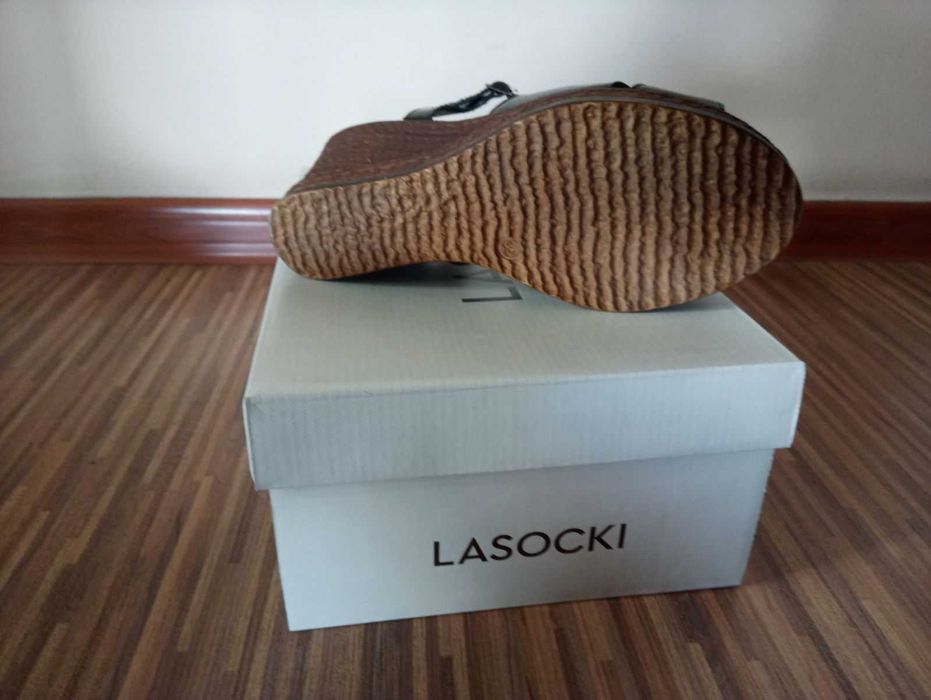 Sandały na koturnie LASOCKI