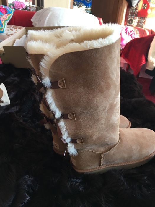 Продам угги женские фирмы UGG оригинал