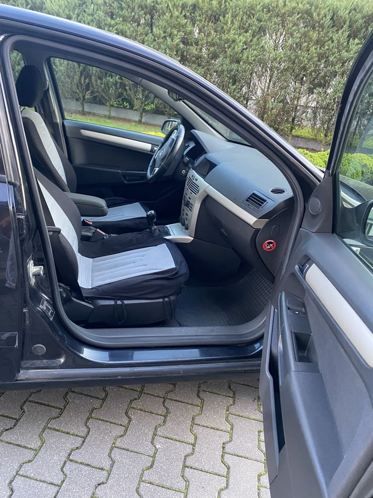 Opel Astra H - sedan