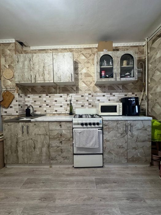 Продам срочно кухню в хорошем состоянии 210см. Только самовывоз. Торг