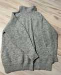 Szary sweter oversize