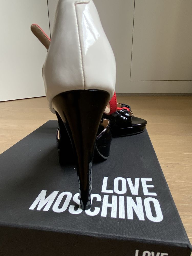 Туфлі  босоніжки Moschino love. 38р