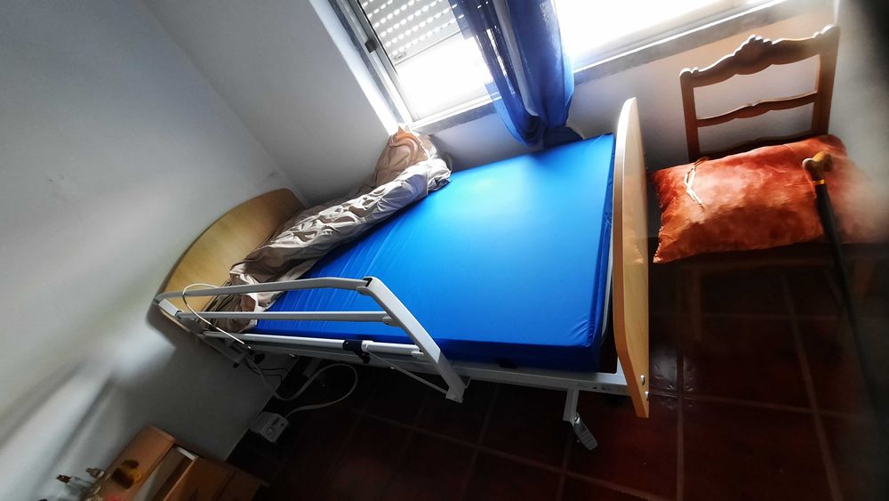 Cama articulada elevatória elétrica