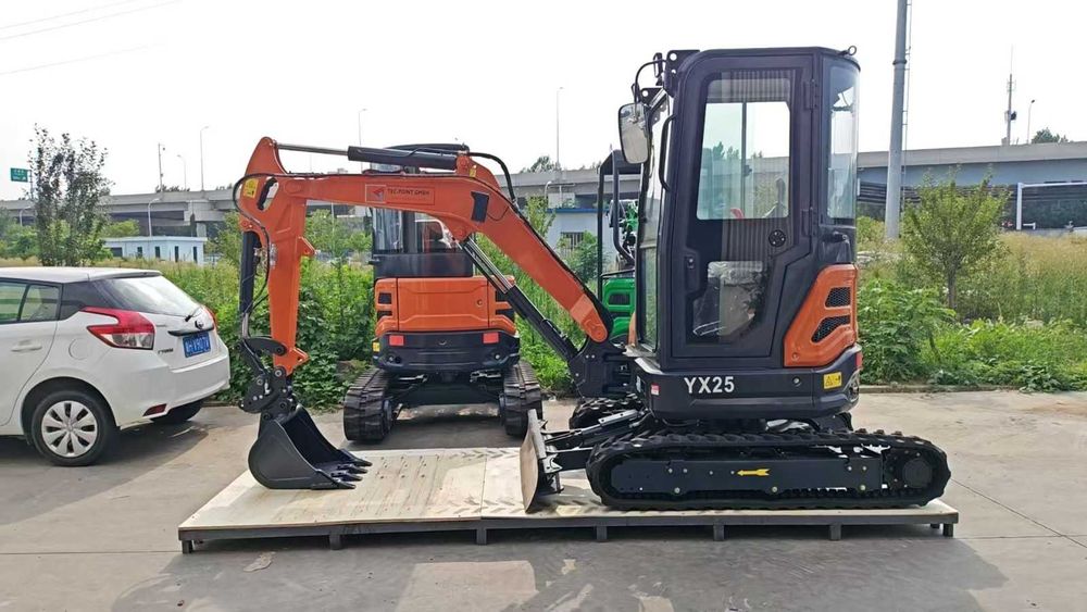 Minikoparka 2,5 T z ramieniem łamanym i komfortową kabiną | EU | CE