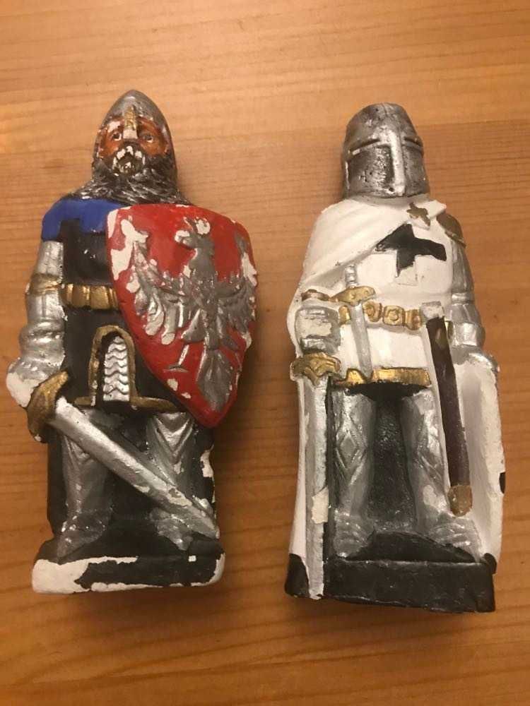 Rycerz z gipsu-dwie figurki z Bitwy pod Grunwaldem