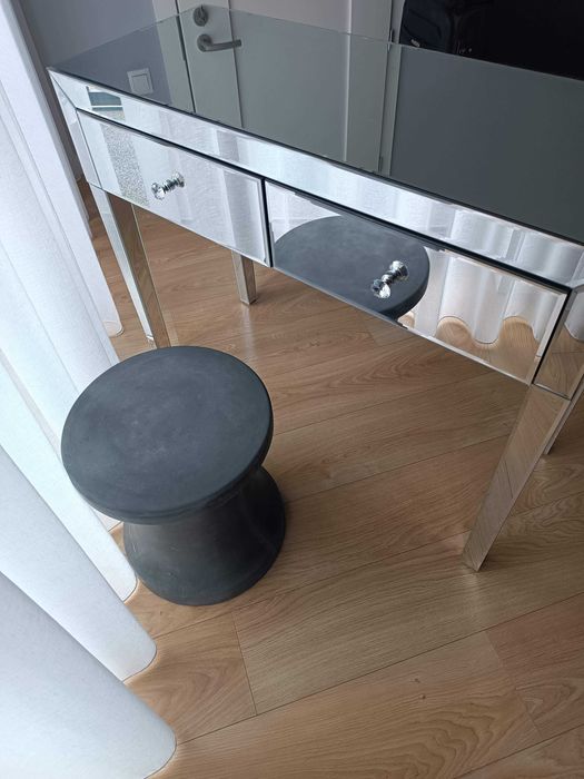 Konsola lustrzana Kare Luxury - toaletka wraz z pufą Kare