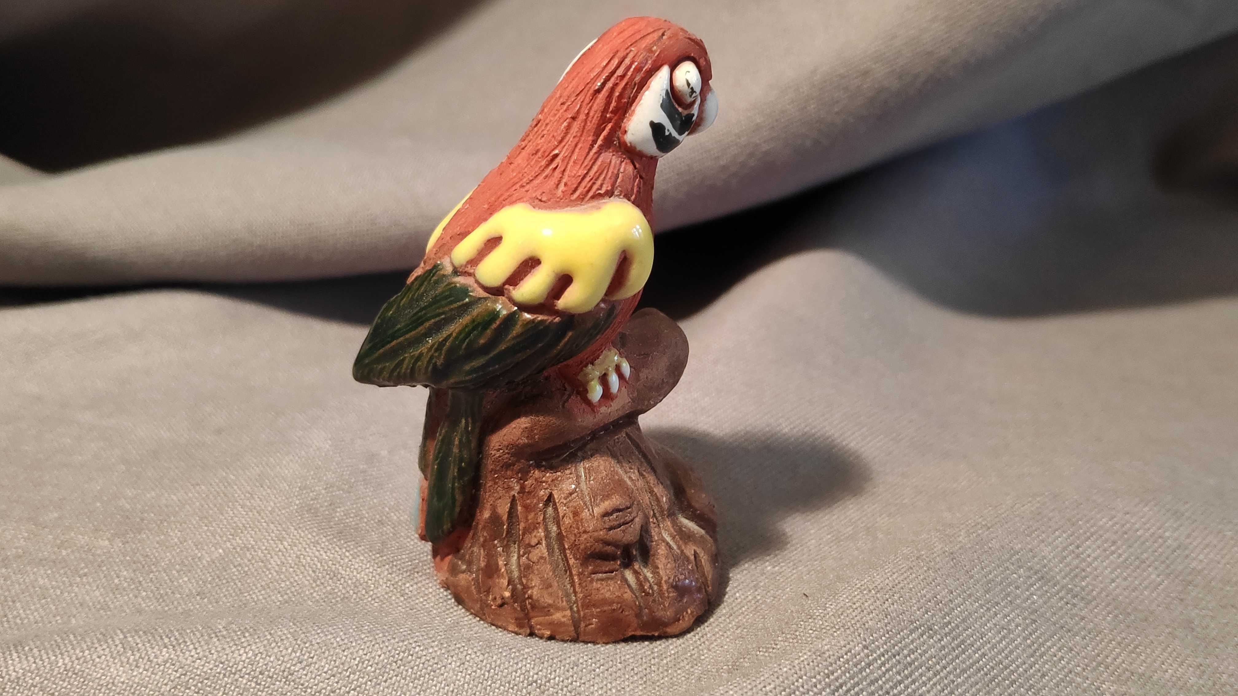 Figurka ceramiczna papuga Tramsa