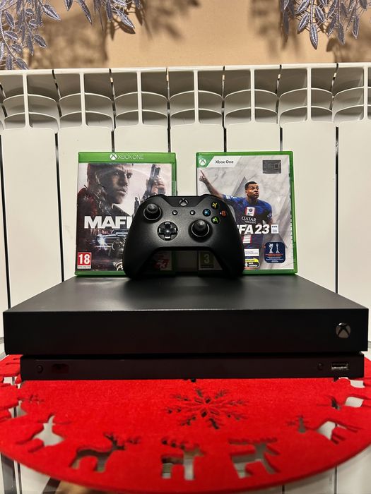 Xbox one x ( 2 Gry+Pad )