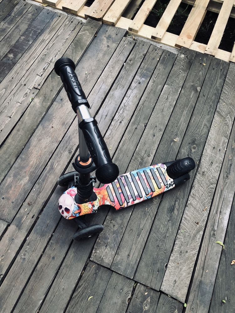 Самокат scooter яркий
