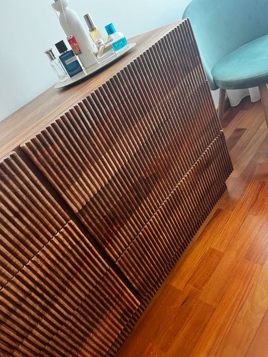 Cómoda em madeira de mangueira maciça