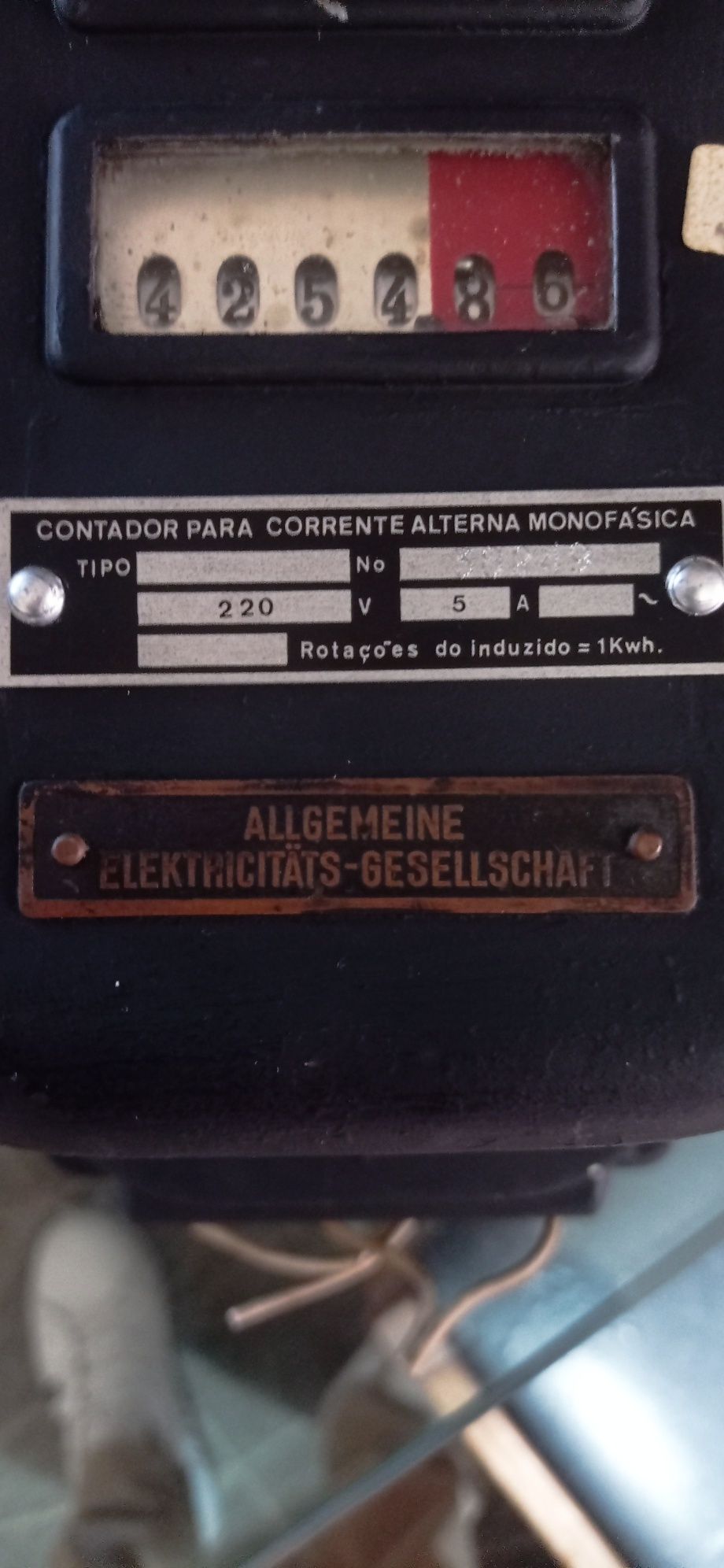 Contador de electricidade antigo em perfeito estado de funcionamento