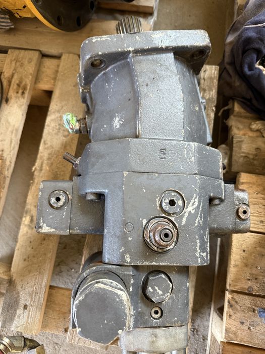 Silnik jazdy do koparki New Holland