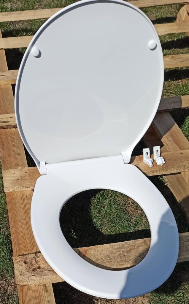 Miska WC stojąca cersenit z deską samoopadajacą. Odbiór osobisty.
