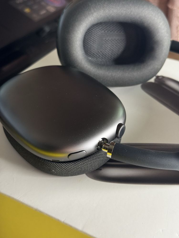 Apple AirPods Max Space Gray