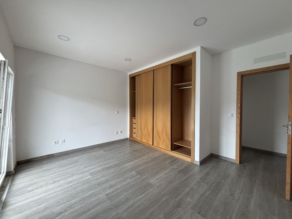Vivenda com 3 quartos, sala, cozinha, arrecadacao, 3 casas de banho