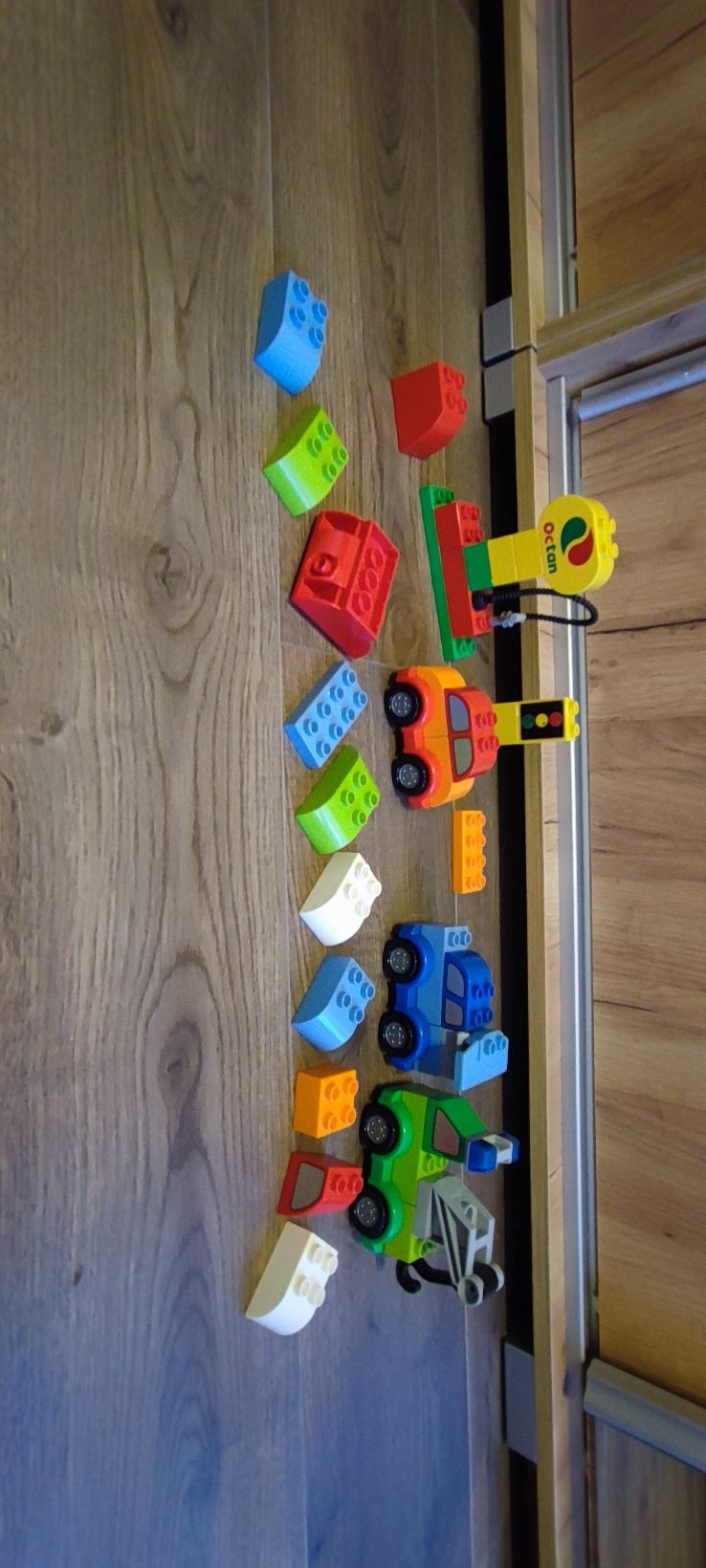 LEGO Duplo autka , samochód holowniczy stacja paliw klocki do budowani