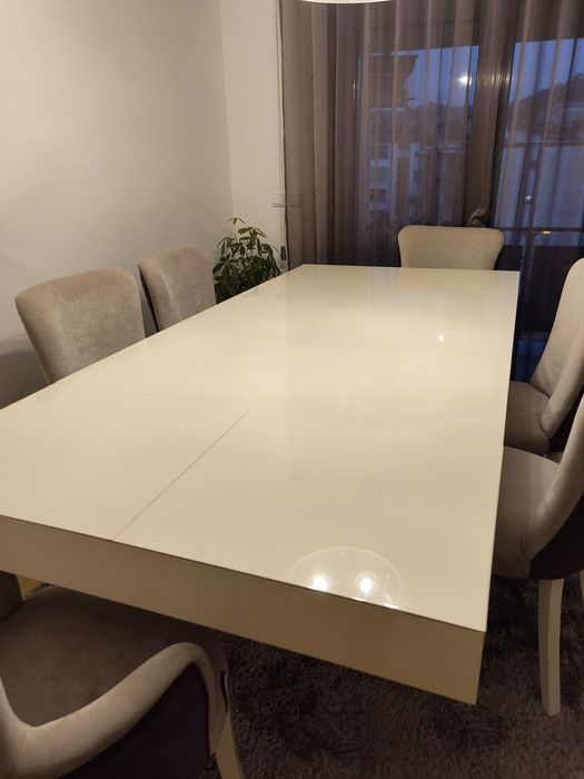 Mesa e cadeiras de sala
