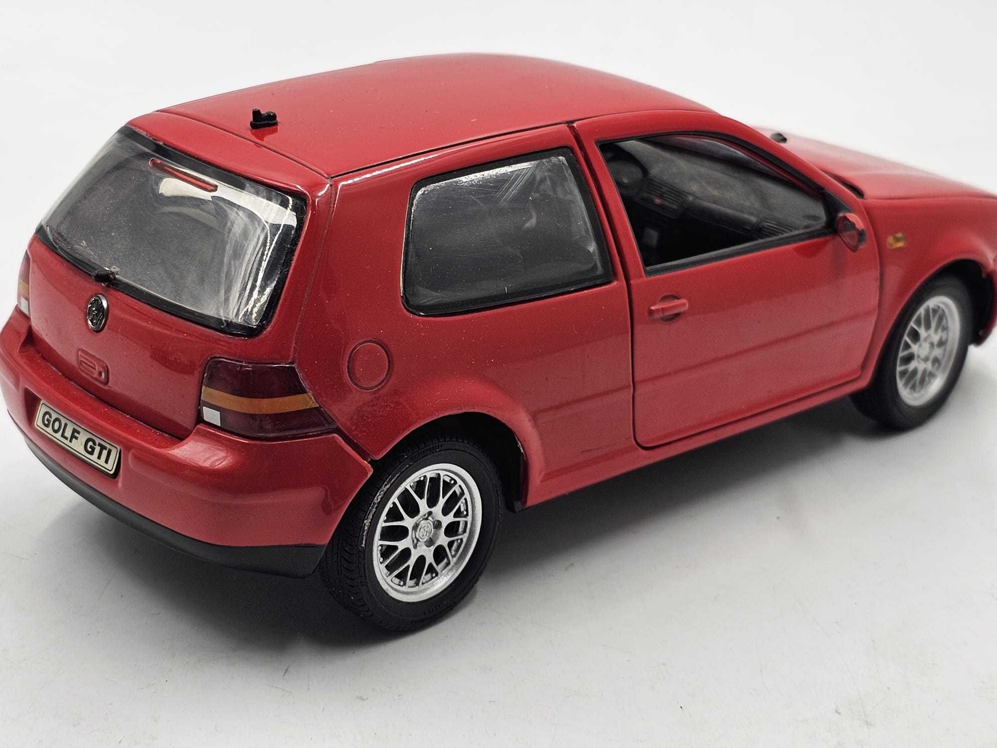Revell 1/18 - Volkswagen Golf IV GTI