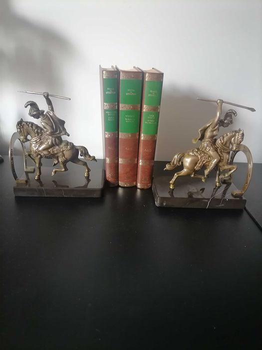 Cerra livros em mármore e bronze