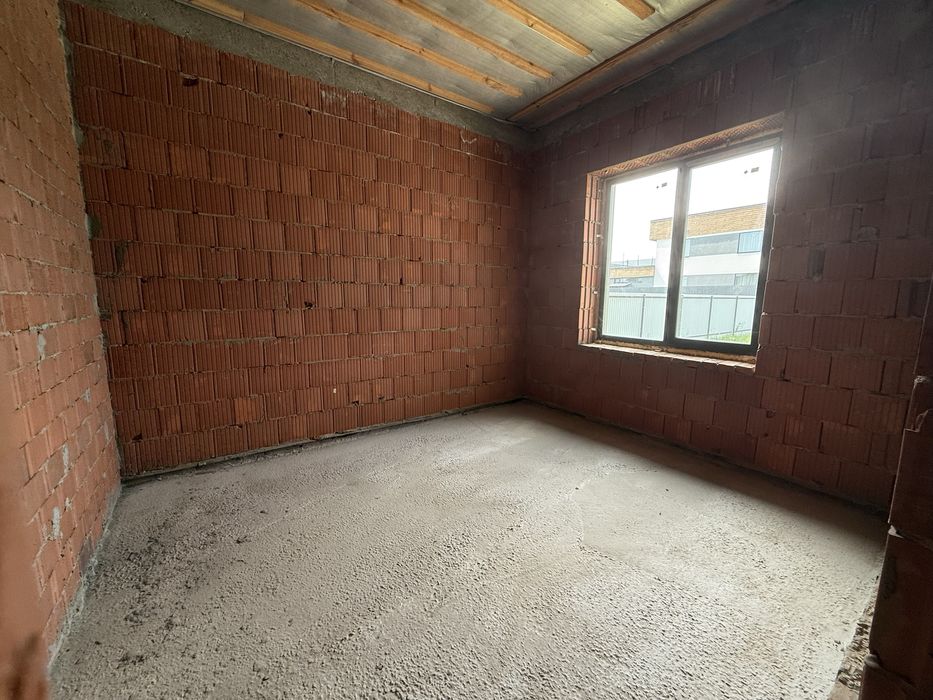 Будинок біля Десни,Зазимʼя,Лівий берег,асфальт,закрита територія