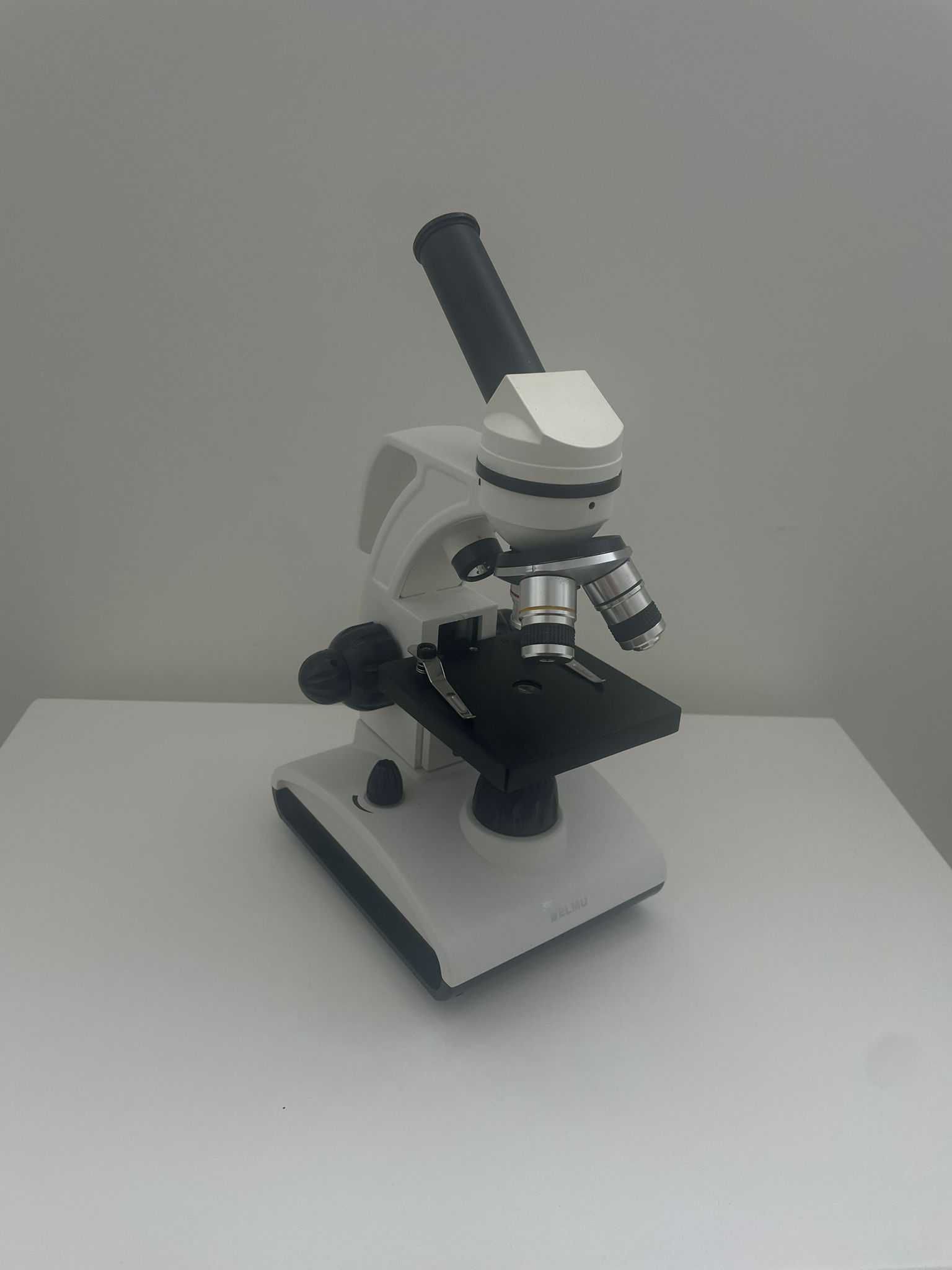 Microscópio para laboratório escolar